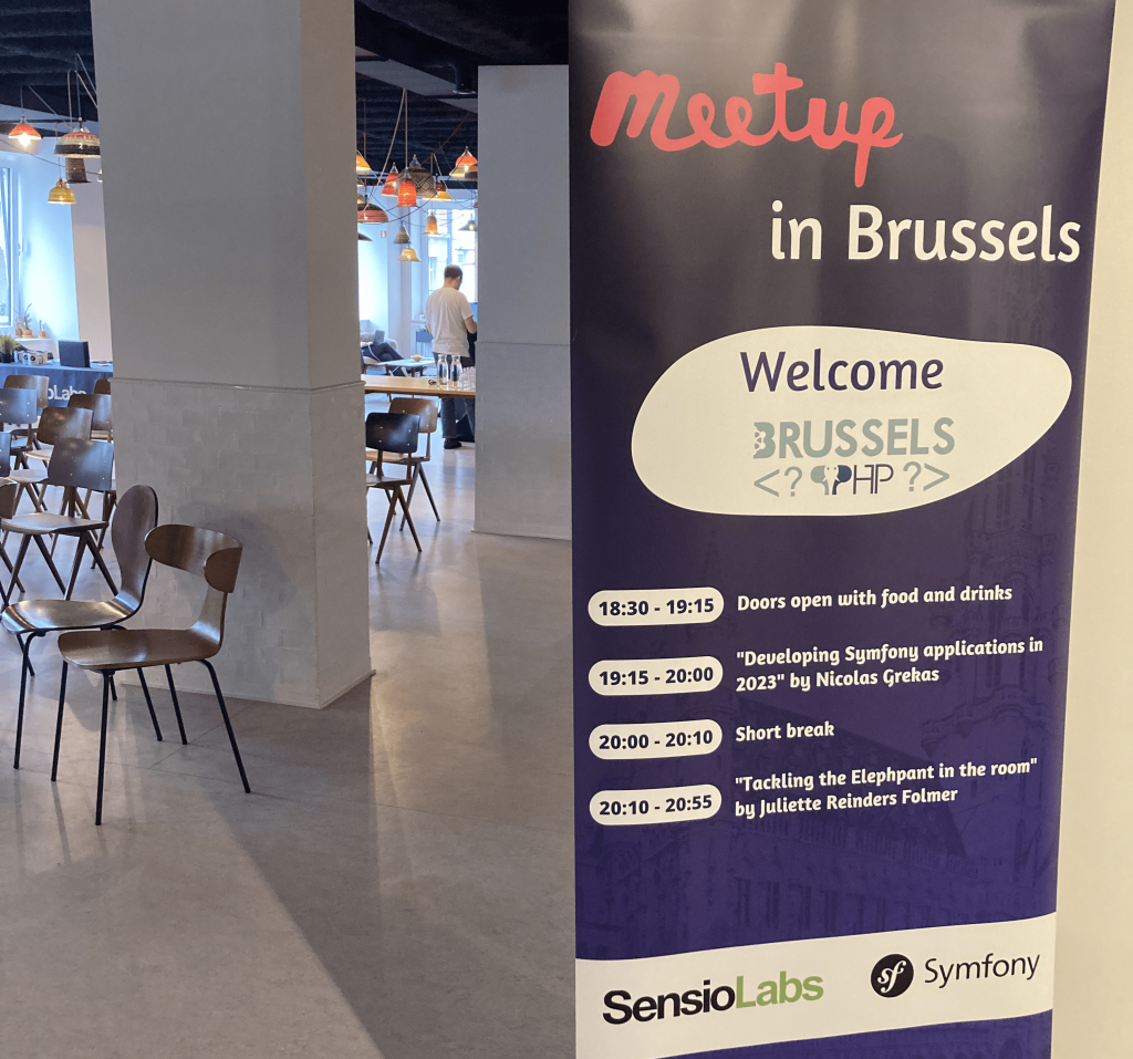 Le kakémono bleu foncé décrivant le programme du Meetup Brussels PHP.