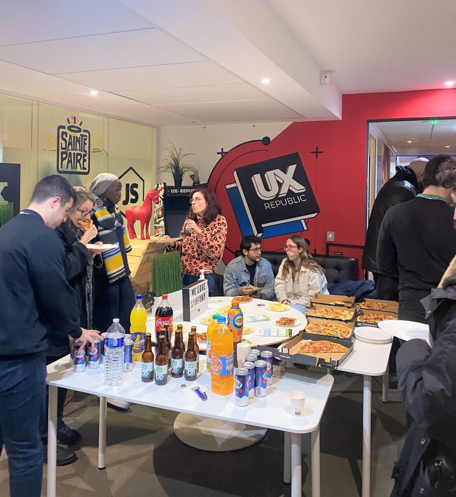 Des boissons et des pizzas dans les locaux d'UX-Republic avec les participants du sfPot qui se restaurent et discutent