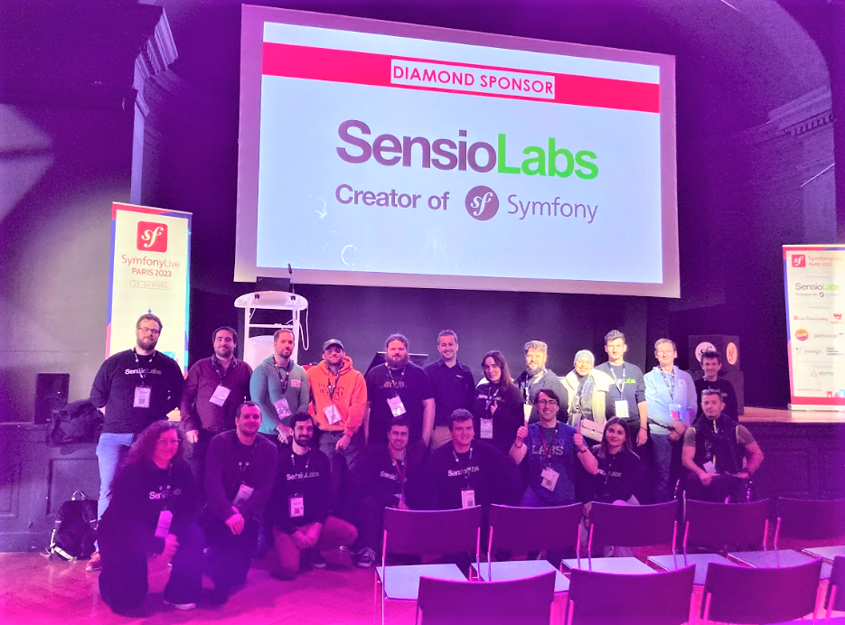 Photo of the team in front of the stage at SymfonyLive Paris 2023