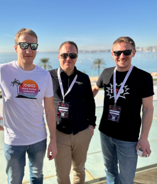 Grégory Bécue, Ludovic Duval et Nicolas Grekas avec des lunettes de soleil à l'Ibexa Global Partner Conference 2024